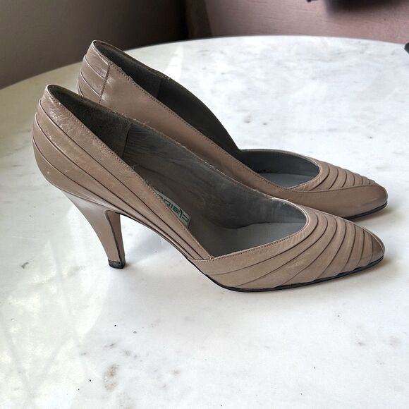 Vintage Liz Claiborne Classic Women's medium tan Heels - Picture 2 of 8